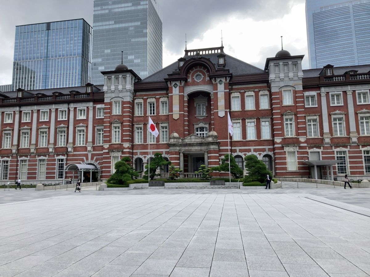 東京駅丸の内駅舎の写真です。正面には駅舎が移っています。天気は曇りです。